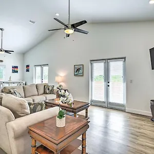 House With Patio, Near Downtown And Beaches! Holiday home Tampa