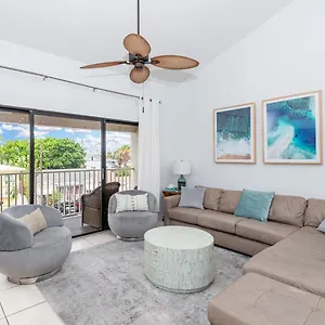 Coastal Amazing Location! 50 Steps To The Apartment Clearwater Beach