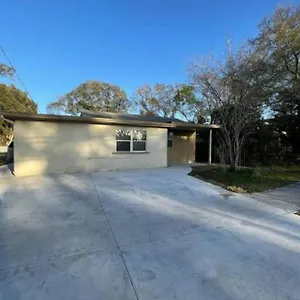 Cheerful Minutes From The Airport And Raymond James Stadium! Holiday home Tampa